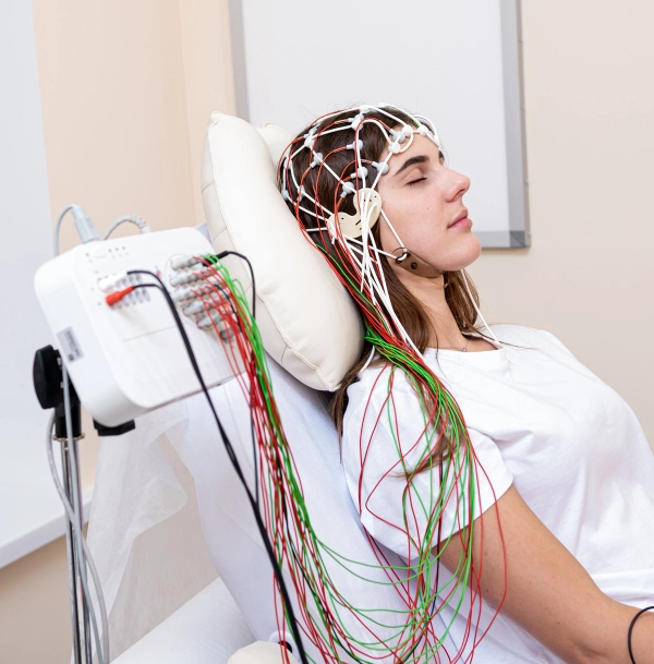 фото проведения электроэнцефалографии
